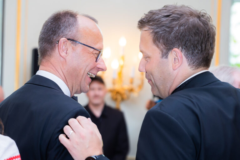 ARCHIV - 29.04.2022, Berlin: Friedrich Merz (l), CDU-Bundesvorsitzender, und Lars Klingbeil, SPD-Bundesvorsitzender, unterhalten sich zu Beginn beim Dinner des 69. Bundespresseballs im Hotel Adlon. (zu dpa: «Schnellstart · Union und SPD beginnen Sondierungen») Foto: Christoph Soeder/dpa-Pool/dpa +++ dpa-Bildfunk +++ (KEYSTONE/DPA/Christoph Soeder)