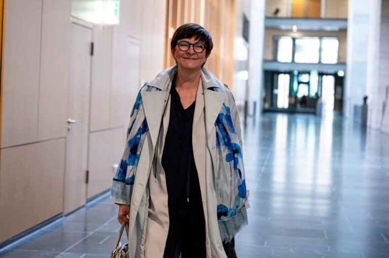 28.02.2025, Berlin: Saskia Esken (SPD), Parteivorsitzende, kommt zu einem ersten Sondierungsgespräch für eine schwarz-rote Bundesregierung ins Jakob-Kaiser-Haus. Foto: Fabian Sommer/dpa +++ dpa-Bildfunk +++ (KEYSTONE/DPA/Fabian Sommer)