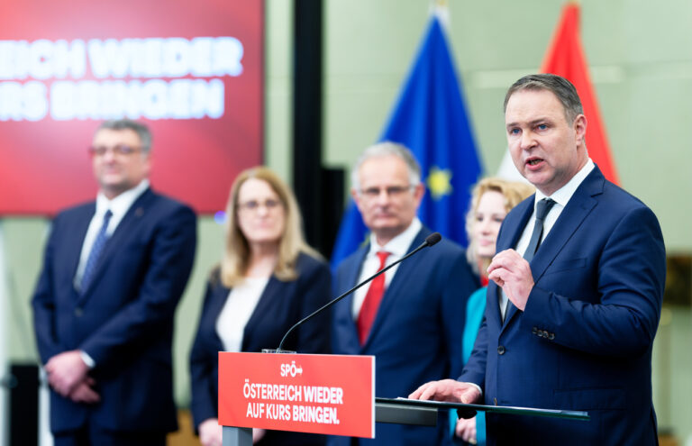 ABD0169_20250228 - WIEN - ÖSTERREICH: Andreas Babler (SPÖ) im Rahmen einer Pressekonferenz nach dem Bundesparteivorstandes der SPÖ, am Freitag, 28. Februar 2025, in Wien. - FOTO: APA/MAX SLOVENCIK