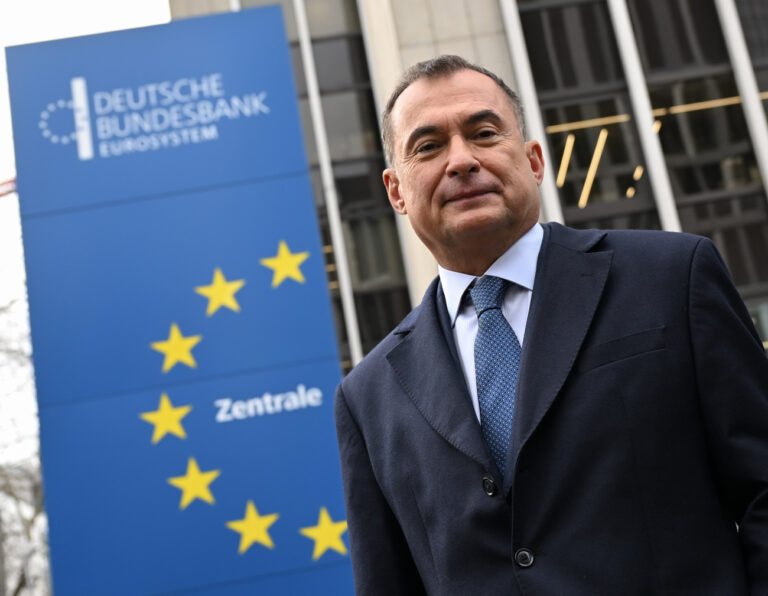 ARCHIV - 25.02.2025, Hessen, Frankfurt/Main: Joachim Nagel, Präsident der Deutschen Bundesbank, steht vor der Bundesbank-Zentrale. (zu dpa: «Inflationsrate verharrt bei 2,3 Prozent») Foto: Arne Dedert/dpa +++ dpa-Bildfunk +++ (KEYSTONE/DPA/Arne Dedert)