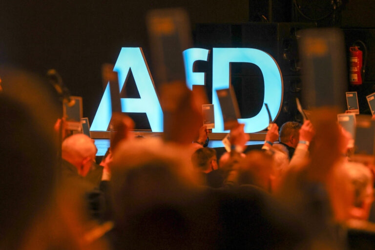 02.03.2025, Sachsen-Anhalt, Magdeburg: Delegierte stimmen beim Landesparteitag der AfD Sachsen-Anhalt im Alten Theater ab. Es ist der erste Parteitag nach der Bundestagswahl 2025. Interne Streitigkeiten überschatten den Landesparteitag der AfD in Sachsen-Anhalt und man will über Abwahlanträge zweier Mitglieder abstimmen. Foto: Peter Gercke/dpa-Zentralbild/dpa +++ dpa-Bildfunk +++ (KEYSTONE/DPA/Peter Gercke)