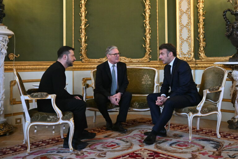 epa11935361 (L-R) Ukraine's President Volodymyr Zelensky, Britain's Prime Minister Keir Starmer and France's President Emmanuel Macron hold a trilateral meeting during a summit on Ukraine at Lancaster House in London, Britain, 02 March 2025. Starmer is hosting a summit of European leaders in London to discuss the ongoing war in Ukraine. EPA/JUSTIN TALLIS/POOL