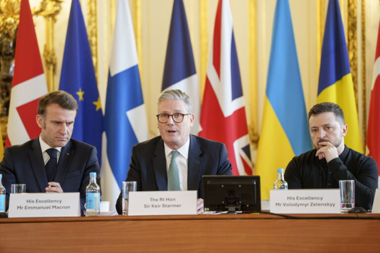 epa11935387 (L-R) French President Emmanuel Macron, British Prime Minister Keir Starmer and Ukrainian President Volodymyr Zelensky attend a summit on Ukraine, at Lancaster House in London, Britain, 02 March 2025. The British prime minister is hosting a summit of European leaders in London to discuss the ongoing war in Ukraine. EPA/JAVAD PARSA NORWAY OUT