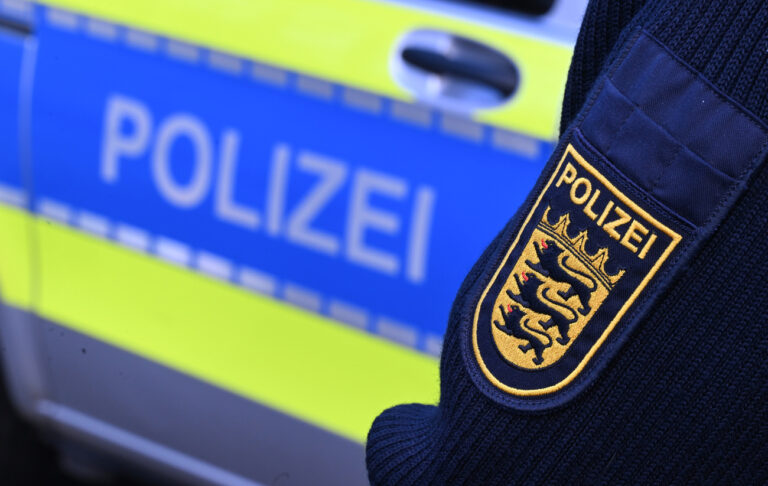 ARCHIV - 03.12.2024, Baden-Württemberg, Stuttgart: Das Logo der Polizei auf der Dienstkleidung eines Polizisten. (zu dpa: «Großer Polizeieinsatz in Mannheim - Person liegt unter Plane») Foto: Bernd Weißbrod/dpa +++ dpa-Bildfunk +++ (KEYSTONE/DPA/Bernd Weißbrod)