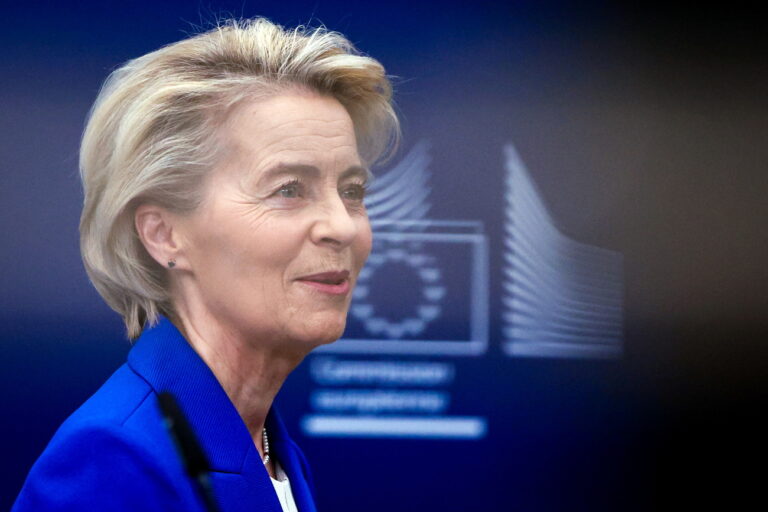 epa11939134 EU Commission President Ursula von der Leyen holds a press conference on a defense package aimed to secure Ukraine and Europe, at the European Commission in Brussels, Belgium, 04 March 2025. US President Donald Trump announced to put on hold military aid to Ukraine. EPA/OLIVIER MATTHYS