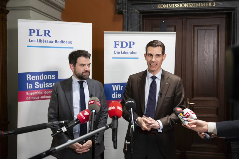 Typisch FDP: Erst posaunt Thierry Burkart, man wolle die Zehn-Millionen-Schweiz-Initiative der SVP mit einem Gegenvo bekämpfen. Wenige Tage später krebst er zurück