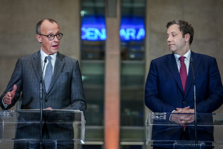 dpatopbilder - 04.03.2025, Berlin: Friedrich Merz (l), Kanzlerkandidat der Union, Fraktionsvorsitzender der Union und Bundesvorsitzender der CDU, und Lars Klingbeil, Fraktionsvorsitzender der SPD und Bundesvorsitzender, geben eine Pressekonferenz zu den Sondierungsgesprächen zwischen der Union und der SPD. Foto: Kay Nietfeld/dpa +++ dpa-Bildfunk +++ (KEYSTONE/DPA/Kay Nietfeld)