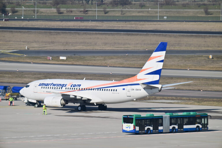 05.03.2025, Brandenburg, Schönefeld: Ein Flugzeug, in dem Menschen aus Afghanistan sitzen, die eine Aufnahmezusage haben, steht am Flughafen Berlin Brandenburg. Vor der Wahl hatte die Regierung kurzfristig zwei Flüge für gestrichen. Im Flieger sollen auch sogenannte Ortskräfte sitzen, die in der Vergangenheit in Afghanistan die Bundeswehr unterstützt haben.d Foto: Sebastian Christoph Gollnow/dpa +++ dpa-Bildfunk +++ (KEYSTONE/DPA/Sebastian Christoph Gollnow)