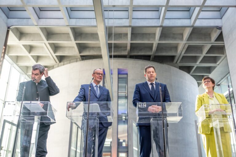 08.03.2025, Berlin: Markus Söder, (l-r,CSU), Ministerpräsident von Bayern und CSU Vorsitzender, Friedrich Merz, Unions Kanzlerkandidat und CDU Bundesvorsitzender, Lars Klingbeil, SPD-Bundesvorsitzender, und SPD Fraktionsvorsitzender sowie Saskia Esken, SPD-Bundesvorsitzende, nehmen an einer Pressekonferenz nach den Sondierungsgesprächen von Union und SPD im Bundestag teil. CDU, CSU und SPD sondierten ob Koalitionsverhandlungen zu einer Regierungsbildung nach der Bundestagswahl aufgenommen werden können. Foto: Michael Kappeler/dpa +++ dpa-Bildfunk +++ (KEYSTONE/DPA/Michael Kappeler)