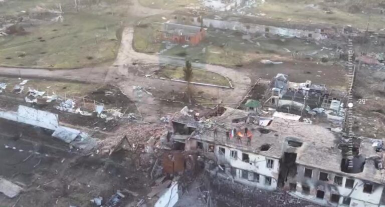 8875429 09.03.2025 In this handout video grab released by the Russian Defence Ministry, an aerial view shows Russian servicemen raising flags on a building amid Russia's military operation in Ukraine, in Malaya Loknya, Kursk region, Russia. Russia's Sever (North) group of forces have liberated the settlement, the Russian Defence Ministry said on March 9. Image is a handout provided by a third party. Editorial use only. No archiving, commercial use, or advertising campaign. Russian Defence Ministry (KEYSTONE/SPUTNIK/)