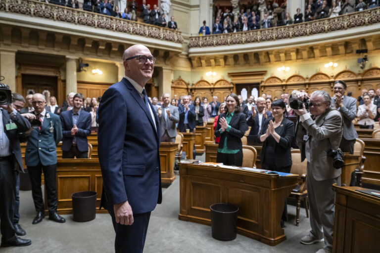 KEYPIX - Martin Pfister, soeben gewaehlter Bundesrat, schaut sich laechelnd im Saal um, waehrend er den Applaus der Mitglieder der Vereinigten Bundesversammlung empfaengt, am Mittwoch, 12. Maerz 2025 im Nationalratssaal in Bern. (KEYSTONE/Anthony Anex)