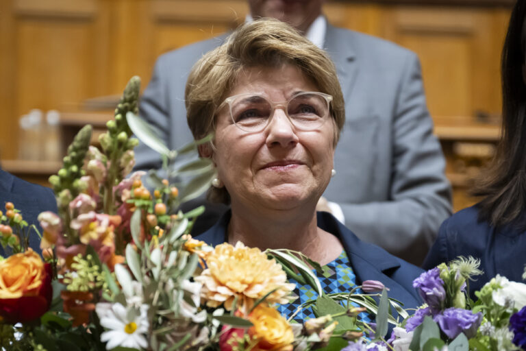 Die scheidende Bundesraetin Viola Amherd reagiert nach seiner Rede kurz vor der Ersatzwahl in den Bundesrat durch die Vereinigte Bundesversammlung, am Mittwoch, 12. Maerz 2025 im Nationalratssaal in Bern. (KEYSTONE/Anthony Anex)