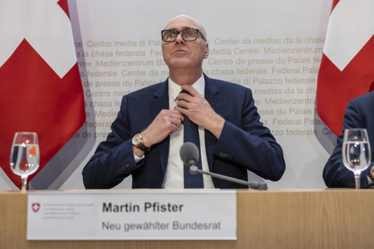 Der neu gewaehlte Bundesrat Martin Pfister richtet sich die Krawatte vor Beginn der traditionellen Medienkonferenz nach seiner Wahl in den Bundesrat, am Mittwoch, 12. Maerz 2025 in Bern. (KEYSTONE/Alessandro della Valle)