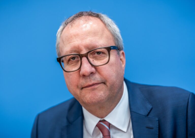 12.03.2025, Berlin: Andreas Voßkuhle, ehemaliger Präsident des Bundesverfassungsgerichts, nimmt an einer Pressekonferenz zur Vorstellung des Zwischenberichts der «Initiative für einen handlungsfähigen Staat» teil. (zu dpa: «Voßkuhle warnt vor Abstieg zu «Zweite-Welt-Land»») Foto: Michael Kappeler/dpa +++ dpa-Bildfunk +++ (KEYSTONE/DPA/Michael Kappeler)