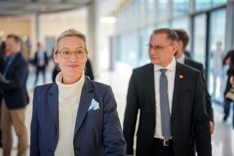 12.03.2025, Berlin: Alice Weidel, Bundes- und Fraktionsvorsitzende der AfD, und Tino Chrupalla, AfD-Bundesvorsitzender und Fraktionsvorsitzender der AfD, kommen zur Pressekonferenz. Foto: Kay Nietfeld/dpa +++ dpa-Bildfunk +++ (KEYSTONE/DPA/Kay Nietfeld)