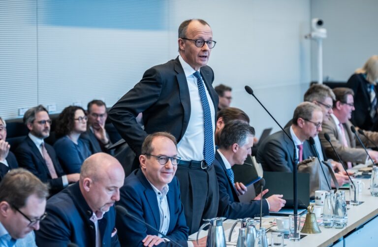 14.03.2025, Berlin: Friedrich Merz (M), CDU/CSU-Fraktionsvorsitzender im Bundestag und CDU-Bundesvorsitzender, spricht zu Beginn der Fraktionssitzung im Bundestag. Die Fraktionsspitzen von Union, SPD und Grünen haben sich nach langen Diskussionen um ein milliardenschweres Verteidigungs- und Infrastrukturpaket geeinigt. Foto: Michael Kappeler/dpa +++ dpa-Bildfunk +++ (KEYSTONE/DPA/Michael Kappeler)