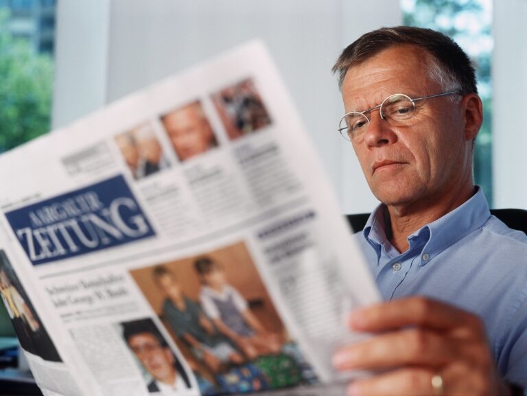 Peter Wanner, Verleger der Aargauer Zeitung, aufgenommen bei der Zeitungslekture am 14. August 2001 in seinem Buero in Baden. (KEYSTONE/Martin Ruetschi)