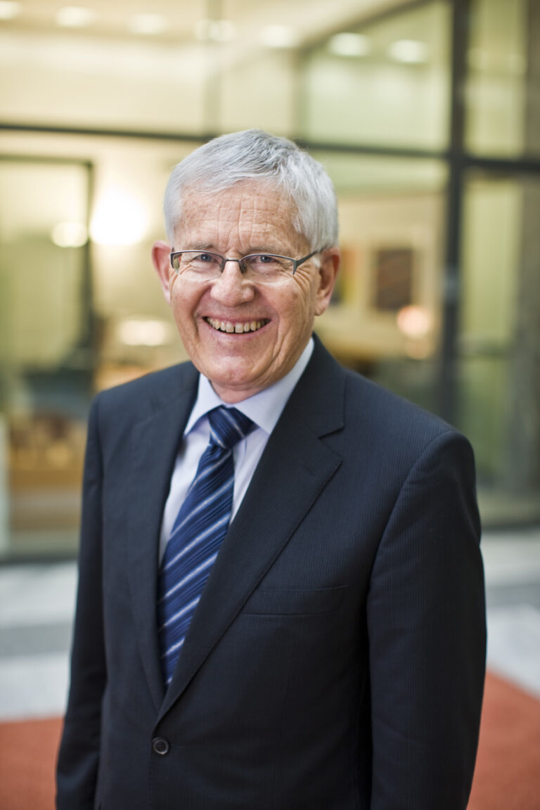 Portrait of UBS chairman Kaspar Villiger at the headquaters of UBS in Zurich, Switzerland, pictured on April 24, 2009.(KEYSTONE/Martin Ruetschi)

Portrait von UBS-Verwaltungsratspraesident Kaspar Villiger am Hauptsitz in Zuerich, Schweiz, aufgenommen am 24. April 2009. (KEYSTONE/Martin Ruetschi)