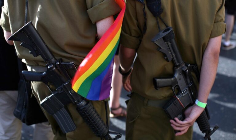 epa01773765 Israeli soldiers hold a rainbow flag at the annual Gay Pride Parade in Jerusalem, Israel, 25 June 2009. EPA/PAVEL WOLBERG