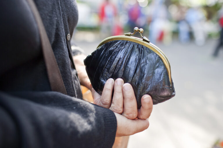 A woman holds her purse in her hands, pictured on June 12, 2009 in Zurich, Switzerland. (KEYSTONE/Gatean Bally)

Eine Frau haelt ihr Portemonnaie in der Hand, aufgenommen am 12. Juni 2009 in Zuerich. (KEYSTONE/Gatean Bally)