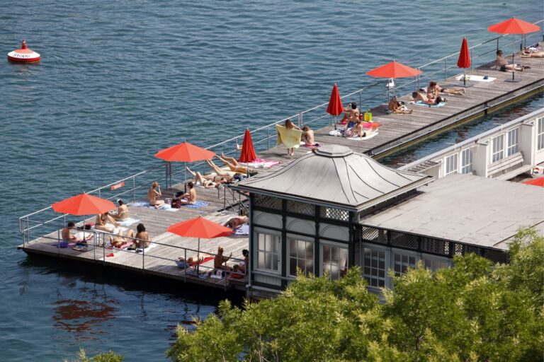 Frauen sonnen sich in der Frauenbadi in Zuerich am Montag, 13. Juli 2009. (KEYSTONE/Alessandro Della Bella)