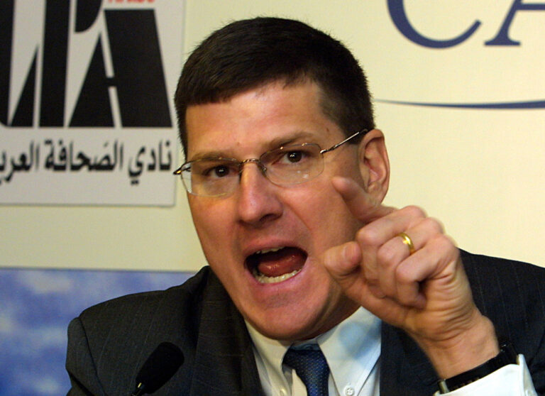 Former UN weapons inspector in Iraq Scott Ritter speaks during a press conference in Paris, Thursday April 11, 2002. Ritter, a former Marine intelligence officer, said Thursday that he was convinced that the Iraq no longer poses a military threat and urged the United States not to wage war against Iraq. (KEYSTONE/AP Photo/Michel Euler)