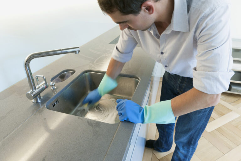 A man cleans the kitchen sink, pictured in August 2009 in Switzerland. (KEYSTONE/Luis Berg)

Ein Mann putzt in einer Kueche das Spuehlbecken, aufgenommen im August 2009 in der Schweiz. (KEYSTONE/Luis Berg)