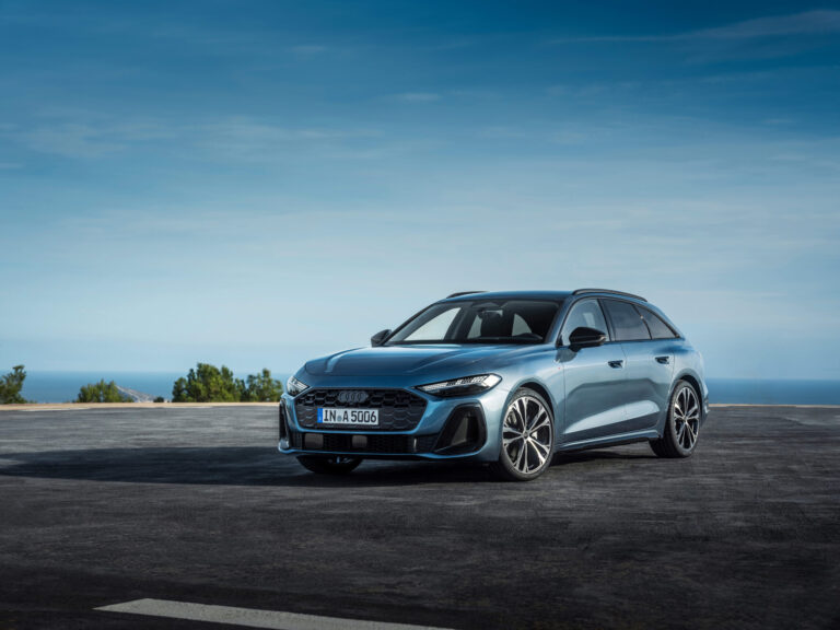 Static photo,
Colour: Horizon Blue metallic

The Panoramic glass roof with switchable transparency is expected to be available in Germany from the fourth quarter of 2024. For the exact launch date, please contact your Audi partner.