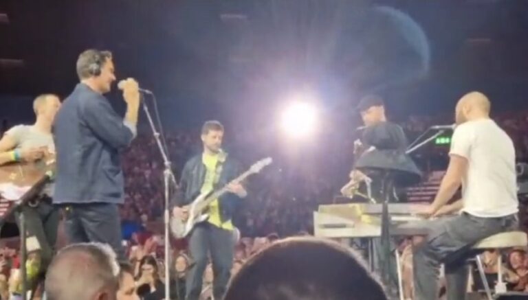 Roger Federer tritt beim Coldplay-Konzert im Stadion Letzgrund auf