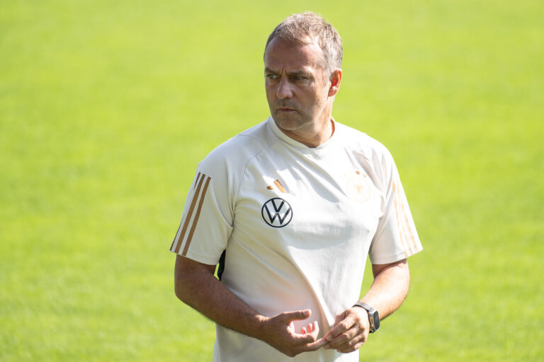 10.09.2023, Niedersachsen, Wolfsburg: Fußball: Nationalmannschaft, nach dem Länderspiel gegen Japan, öffentliches Regenerationstraining des DFB-Teams. Bundestrainer Hansi Flick geht über den Trainingsplatz. Foto: Swen Pförtner/dpa - WICHTIGER HINWEIS: Gemäß den Vorgaben der DFL Deutsche Fußball Liga bzw. des DFB Deutscher Fußball-Bund ist es untersagt, in dem Stadion und/oder vom Spiel angefertigte Fotoaufnahmen in Form von Sequenzbildern und/oder videoähnlichen Fotostrecken zu verwerten bzw. verwerten zu lassen. +++ dpa-Bildfunk +++ (KEYSTONE/DPA/Swen Pförtner)