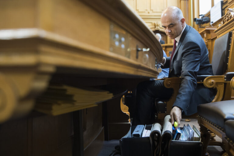 Bundespraesident Alain Berset waehrend einer Debatte im Staenderat, waehrend der Sommersession der Eidgenoessischen Raete, am Mittwoch, 30. Mai 2018 in Bern. (KEYSTONE/Peter Klaunzer)