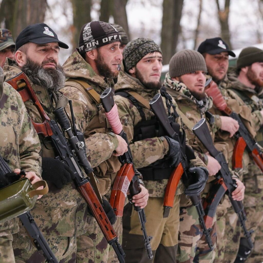 Putin setzt in der Ukraine Einheiten aus Tschetschenien ein. Sie skandieren «Allahu Akbar», werben mit islamischer Symbolik und bereiten sich auf die letzte Schlacht um Mariupol vor. «Wir sind Moskau immer treu», sagt ihr Kommandant