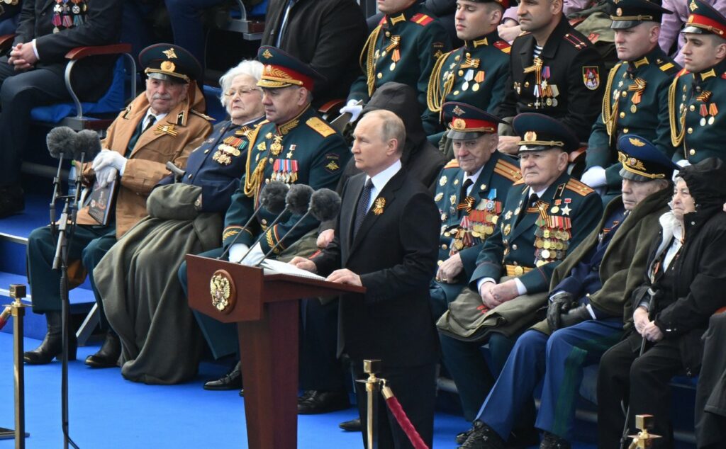 Ansprache zum 9. Mai: Putin hat die Eskalation vermieden – keine Generalmobilmachung, keine Kriegserklärung. Was will er?