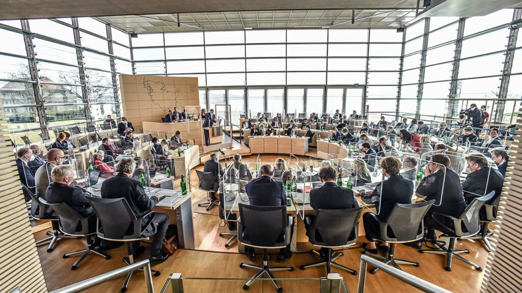 Vorbild für Deutschland? Im Landtag von Schlewig-Holstein gibt es nur noch staatstragende Parteien: Willkommen im ersten Parlament ohne Opposition