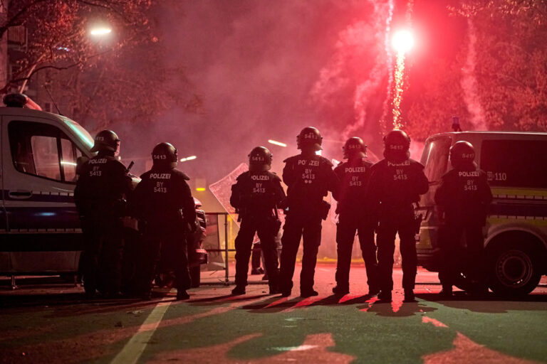 Fast schon Bürgerkrieg: Die Silvesterfeiern in manchen deutschen Innenstädten haben sich stark radikalisiert. Die Bürger haben es längst bemerkt. Politiker und Medien sind noch nicht so weit