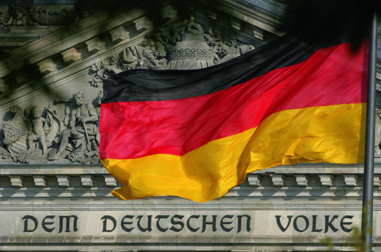 Die Deutschland-Fahne weht am Freitag (03.10.2008) vor dem Reichstag in Berlin, auf dem der Spruch 