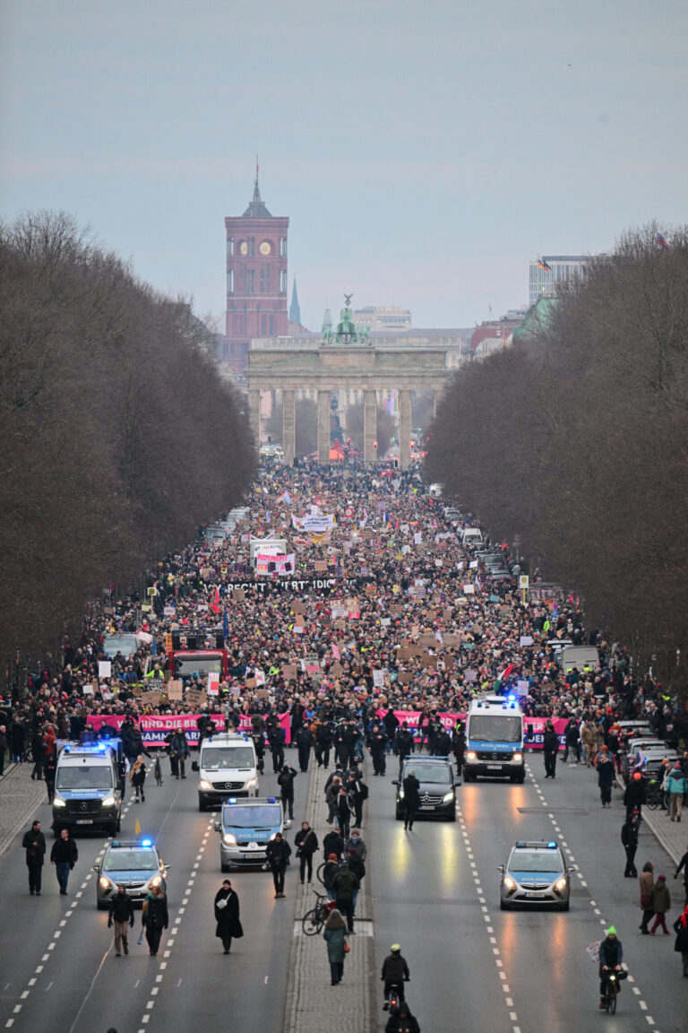 02.02.2025, Berlin: Teilnehmer gehen w‰hrend einer Demonstration unter dem Motto ´Aufstand der Anst‰ndigen - Demo f¸r die Brandmauerª auf der Straﬂe des 17. Juni. Der Bundestag hatte am Mittwoch mit Unterst¸tzung der AfD einem Antrag der Union zugestimmt, der Zur¸ckweisungen von Asylsuchenden an den deutschen Grenzen vorsieht. Foto: Sebastian Christoph Gollnow/dpa +++ dpa-Bildfunk +++ (KEYSTONE/DPA/Sebastian Gollnow)