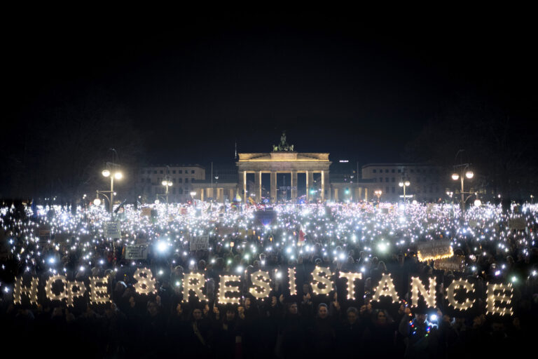 DEU, Deutschland, Germany, Berlin, 25.01.2025
Demonstranten beleuchten mit ihren Mobiltelefonen und Kerzen sowie den Schriftzug Hope and Resistance bei der Kundgebung und Demonstation vom Buendnis Zusammen Gegen Rechts unter dem Motto Lichtermeer Gegen den Rechtsruck und Wir Sind Die Brandmauer Demokratie verteidigen fuer den Schutz der Demokratie , ein Verbot der Partei AfD Alternative fuer Deutschland und gegen die Wiederwahl von US Praesidenten Donald Trump vor dem Brandenburger Tor in Berlin Deutschland . Der Protest steht ganz im Zeichen der vorgezogene Bundestagswahlen in Deutschland am 23. Februar 2025 und dem Erstarkem der AfD in Verbindung mit Rechtsextremen , dazu wird in Deutschland zunehmend ein AfD-Verbot diskutiert.