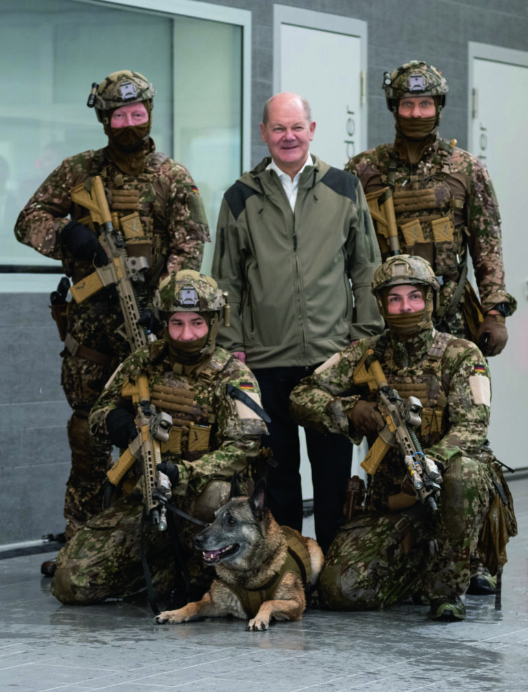 05.03.2024, Baden-Württemberg, Calw: Bundeskanzler Olaf Scholz (SPD, M) steht während eines Besuchs beim Kommando Spezialkräfte (KSK) der Bundeswehr mit Kommandosoldatinnen und -soldaten zusammen. Foto: Marijan Murat/dpa +++ dpa-Bildfunk +++ (KEYSTONE/DPA/Marijan Murat)