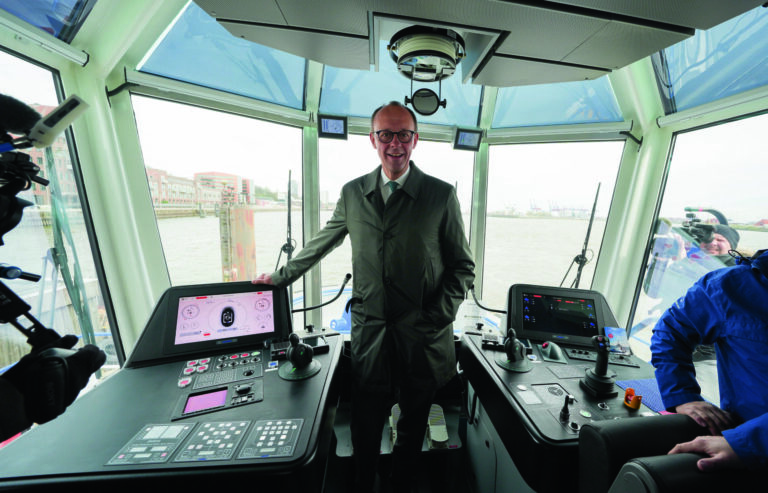 26.03.2024, Hamburg: Friedrich Merz, Parteivorsitzender der CDU, steht am Steuerstand des Kapitäns an Bord eines Schleppschiffes während einer Hafenrundfahrt durch den Hamburger Hafen. Merz hat sich beim Verband Deutscher Reeder über die Lage der Schifffahrt informiert. Foto: Marcus Brandt/dpa +++ dpa-Bildfunk +++ (KEYSTONE/DPA/Marcus Brandt)