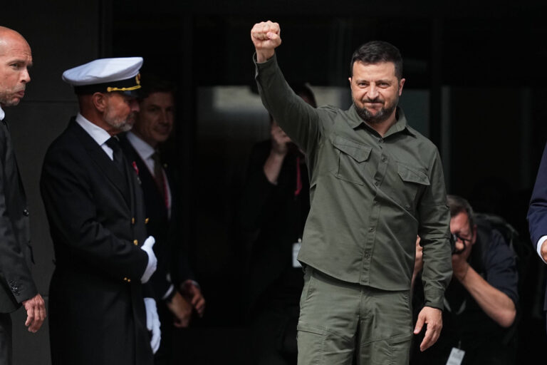 News Bilder des Tages Ukrainian President Volodymyr Zelenskyy react after speaking to the crowd in front of the Danish Parliament in Copenhagen, Denmark on Monday, August 21, 2023. Ukrainian President Volodymyr Zelenskyy and his wife Olena Zelenska are in Denmark on a two-day visit on Sunday and Monday. The US has given the green light for NATO allies to supply the American-manufactured F-16 warplanes to Ukraine and Denmark announced on Sunday that the country will supply jets to Ukraine. On Monday President Volodymyr Zelensky and his wife Olena Zelenska will visit the Danish Parliament, meet with members of the Danish royal family and give a speech to the Danish people. , Copenhagen Denmark *** Ukrainian President Volodymyr Zelenskyy react after speaking to t PUBLICATIONxINxGERxSUIxAUTxONLY Copyright: MadsxClausxRasmussenx spdk20230821-124027-L