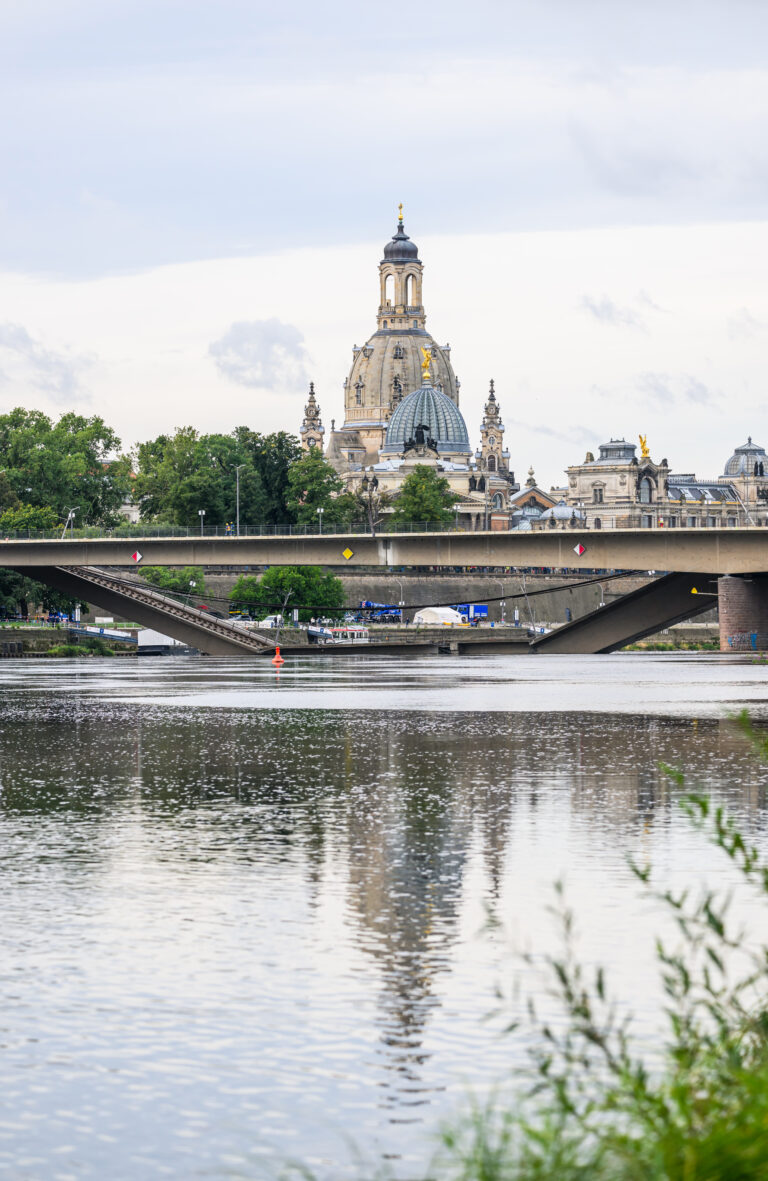 12.09.2024, Sachsen, Dresden: Blick auf die in Teilen eingest¸rzte Carolabr¸cke ¸ber die Elbe vor der Kulisse der Altstadt mit der Frauenkirche. Am Tag nach dem Teileinsturz der Carolabr¸cke laufen die Sicherungsarbeiten an dem Bauwerk. In der vergangenen Nacht ist auf der Seite der Dresdner Neustadt ein Unterbau fertiggestellt worden, der die Br¸cke am ‹bergang aufs Festland st¸tzen soll. Foto: Robert Michael/dpa +++ dpa-Bildfunk +++ (KEYSTONE/DPA/Robert Michael)