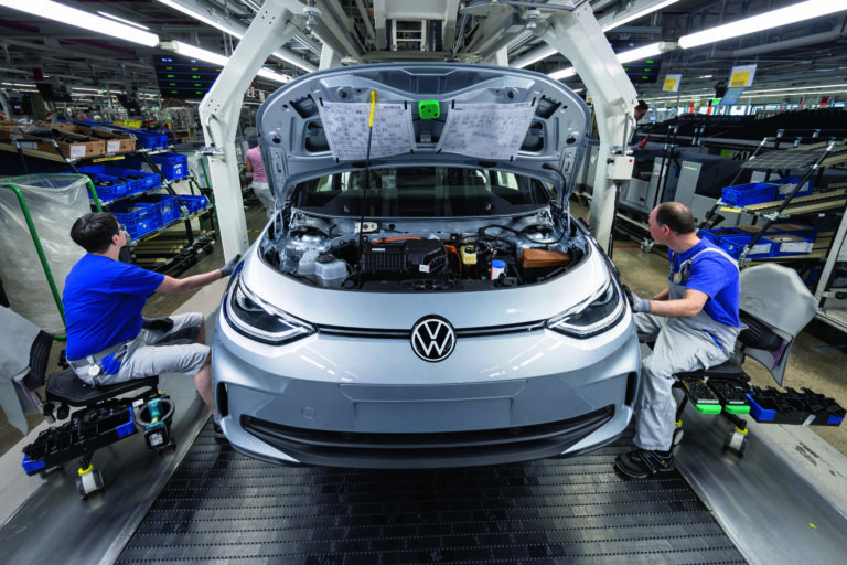 Elektrofahrzeuge VW ID3 werden in einer Montagehalle der Volkswagen Sachsen GmbH in Zwickau montiert. In dem Werk in Sachsen werden verschiedene Elektro - Autos der Konzernmarken Volkswagen, Audi und Seat produziert. Aufgrund der schwachen Nachfrage nach E-Autos sollen in nächster Zeit zahlreiche Stellen abgebaut werden. 24.05.2023 Zwickau Sachsen Deutschland *** Electric vehicles VW ID3 are assembled in an assembly hall of Volkswagen Sachsen GmbH in Zwickau The plant in Saxony produces various electric cars of the group brands Volkswagen, Audi and Seat Due to the weak demand for E cars, numerous jobs are to be cut in the near future 24 05 2023 Zwickau Saxony Germany