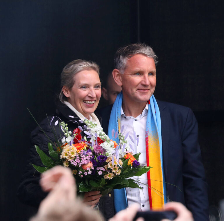 Zukunft fuer Deutschland - Demo der AfD in Erfurt 29.04.2023, Erfurt, Theaterplatz, Grossdemonstration / Kundgebung der AfD unter dem Motto Zukunft fuer Deutschland im Bild: Alice Weidel und Bjoern Hoecke *** Future for Germany demonstration of the AfD in Erfurt 29 04 2023, Erfurt, Theaterplatz, large demonstration rally of the AfD under the motto Future for Germany in the picture Alice Weidel and Bjoern Hoecke