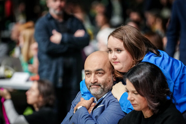 24.11.2023, Baden-W¸rttemberg, Karlsruhe: Omid Nouripour (l), Bundesvorsitzender von B¸ndnis 90/Die Gr¸nen, und Ricarda Lang (M), Bundesvorsitzende von B¸ndnis 90/Die Gr¸nen, warten auf das Ergebnis bei ihrer Wiederwahl f¸r den Parteivorsitz beim Bundesparteitag von B¸ndnis 90/Die Gr¸nen neben Annalena Baerbock (B¸ndnis 90/Die Gr¸nen), Auﬂenministerin. Die Bundesdelegiertenkonferenz dauert bis zum 26. November 2023. Themen sind der Gaza-Krieg, Migration und ein R¸ckblick auf die Landtagswahlen 2023. Foto: Kay Nietfeld/dpa +++ dpa-Bildfunk +++ (KEYSTONE/DPA/Kay Nietfeld)