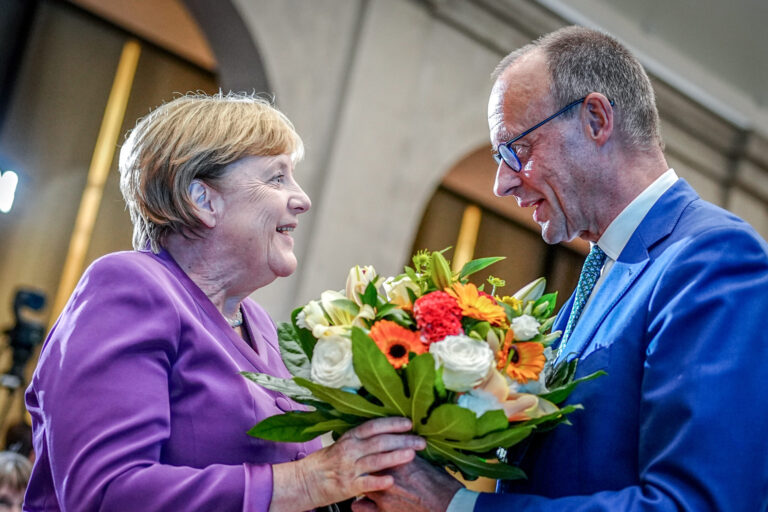 25.09.2024, Berlin: Friedrich Merz, CDU-Bundesvorsitzender und Unionsfraktionsvorsitzender, ¸berreicht Angela Merkel beim Berliner Gespr‰ch Spezial zum 70. Geburtstag der fr¸heren Bundeskanzlerin einen Blumenstrauﬂ. Foto: Kay Nietfeld/dpa +++ dpa-Bildfunk +++ (KEYSTONE/DPA/Kay Nietfeld)