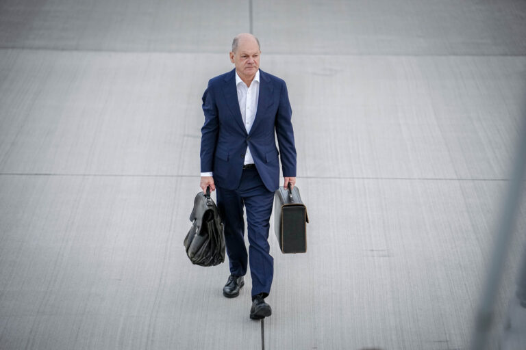 05 October 2023, Brandenburg, Schˆnefeld: German Chancellor Olaf Scholz (SPD) walks to the Air Force Airbus on the military section of BER Airport Berlin-Brandenburg for the flight to Granada for the European Political Community Summit. Invited to the first meeting in 2022 are the heads of state and government of 44 countries. In addition to the 27 EU countries, these include Ukraine, Turkey, Great Britain and Switzerland. The aim of the new European Political Community is to enable closer exchange between EU countries and partners outside the EU. Photo: Kay Nietfeld/dpa (KEYSTONE/DPA/Kay Nietfeld)