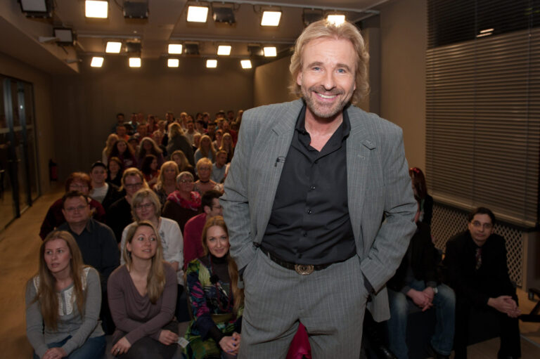 Der deutsche Moderator Thomas Gottschalk posiert nach der Ausstrahlung der TV-Talkshow 