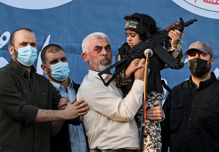 Hamas leader Yahya Sinwar holds the child of an Al-Qassam Brigades fighter, who was killed in the recent fighting with Israel, during a rally in Gaza City on May 24, 2021. (Photo by MAHMUD HAMS / AFP) (KEYSTONE/AFP/MAHMUD HAMS)