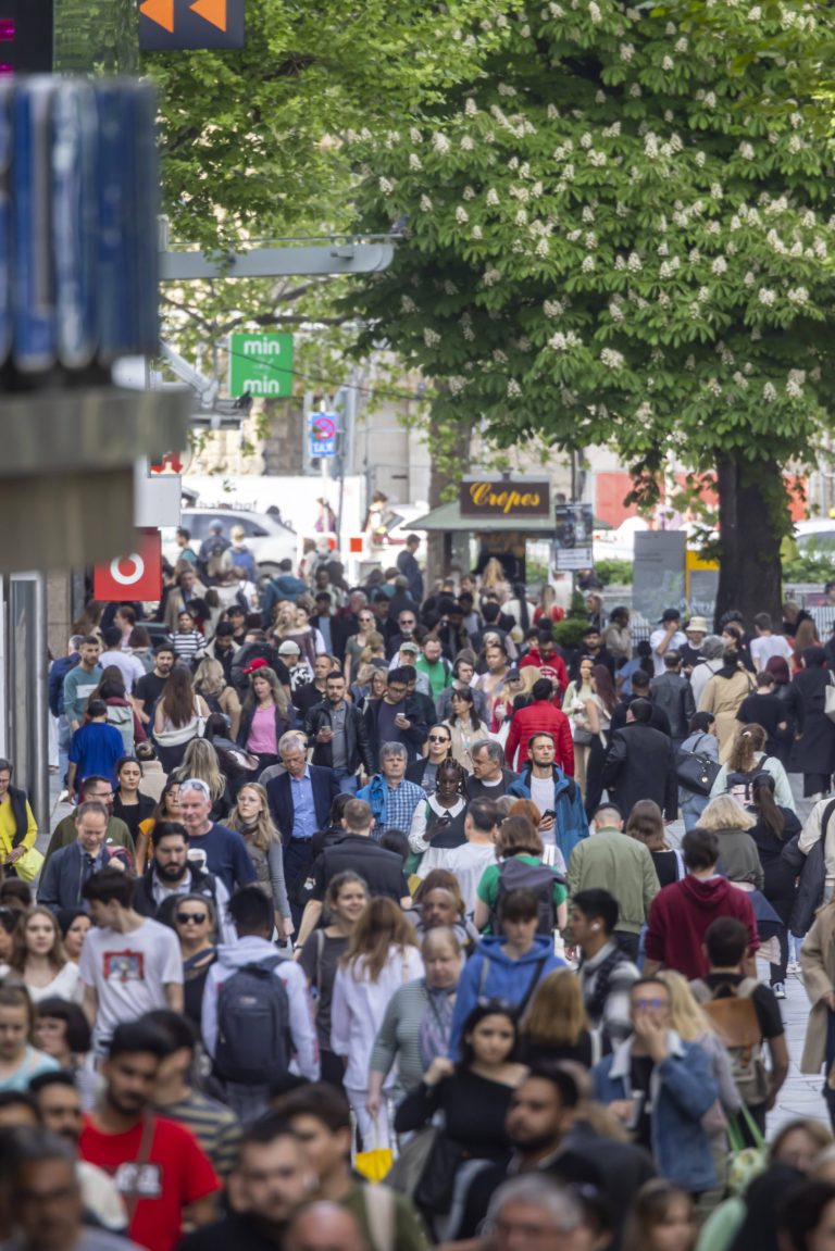 RECORD DATE NOT STATED Viele Menschen unterwegs in der F¸ﬂg‰ngrzone Kˆnigstraﬂe Stuttgart. // 29.04.2024: Stuttgart, Baden-W¸rttemberg, Deutschland *** Lots of people out and about in the pedestrian zone Kˆnigstraﬂe Stuttgart 29 04 2024 Stuttgart, Baden W¸rttemberg, Germany